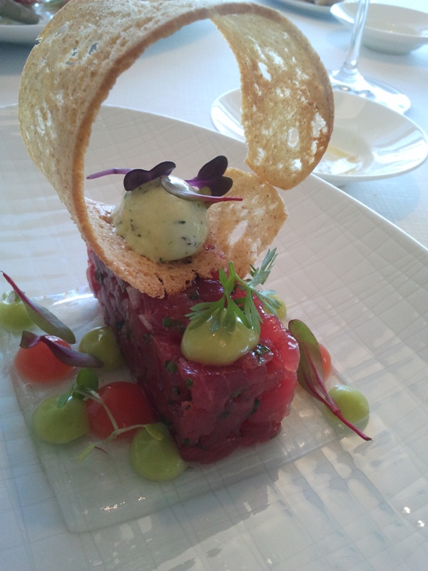 Bo.tic Tartar de atún con hierbas frescas y aguacate.